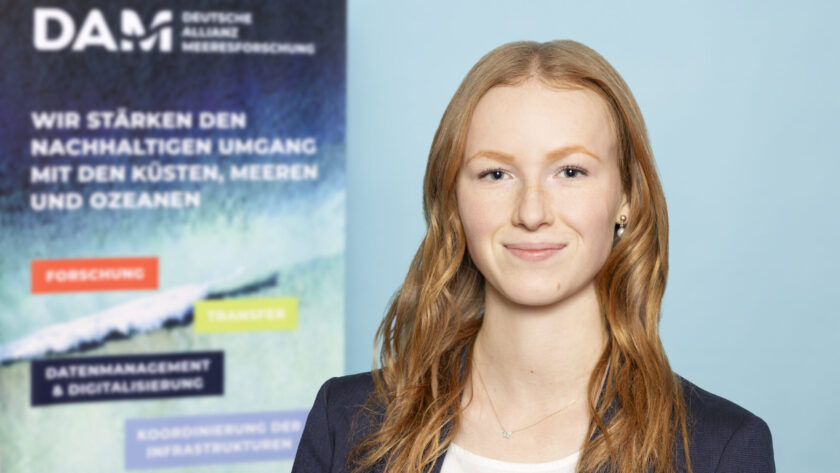 Emilia Kilbert vor dem DAM-Hintergrund